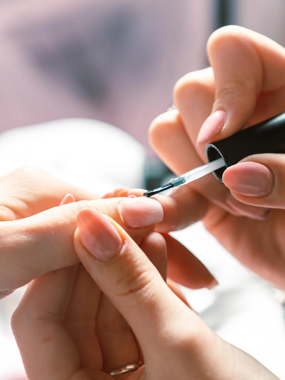 Mani di una professionista durante una manicure di precisione